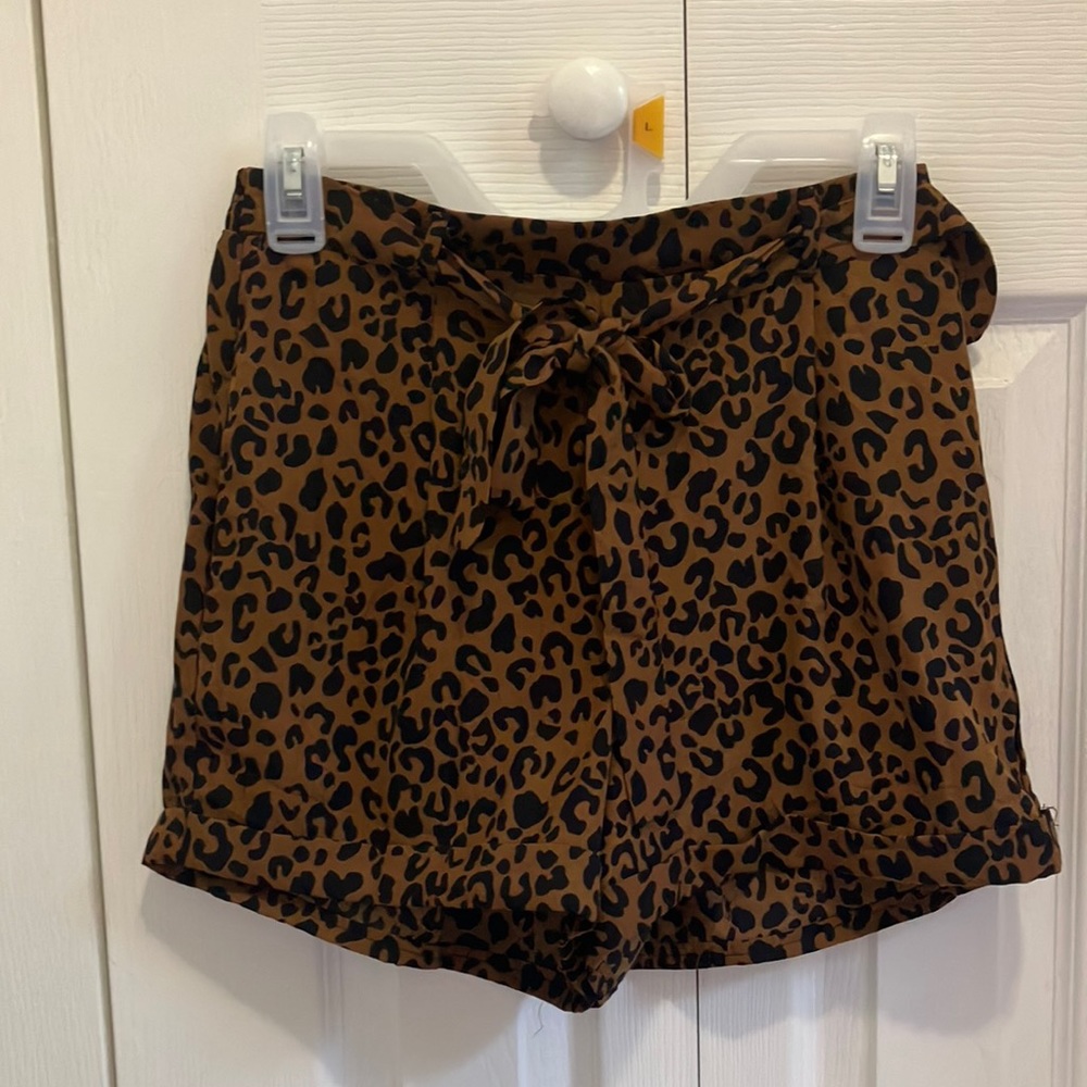 beautiful casual short made in Vietnam with lei print standing in brown & black